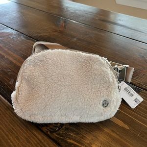 New with tags Lululemon belt bag fleece